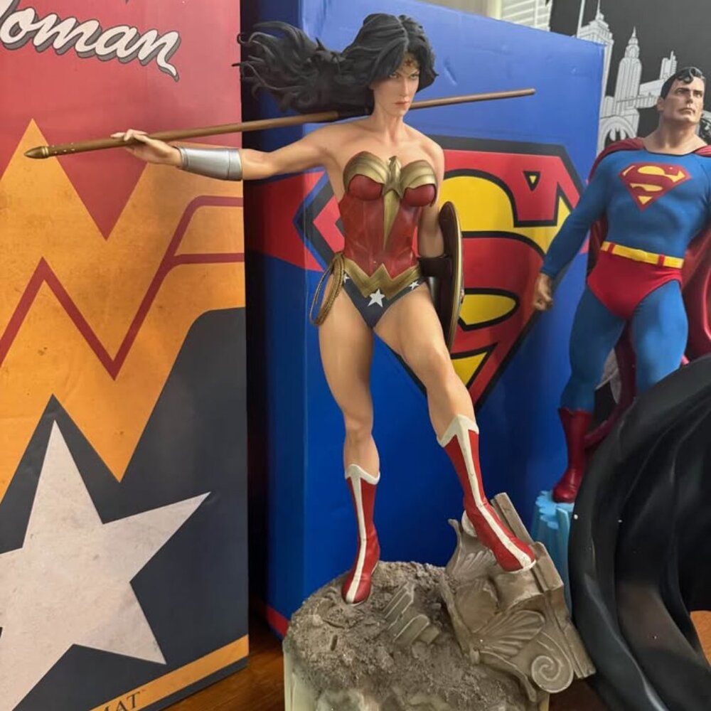 DC Sideshow Collectables - Picture 5 of 9